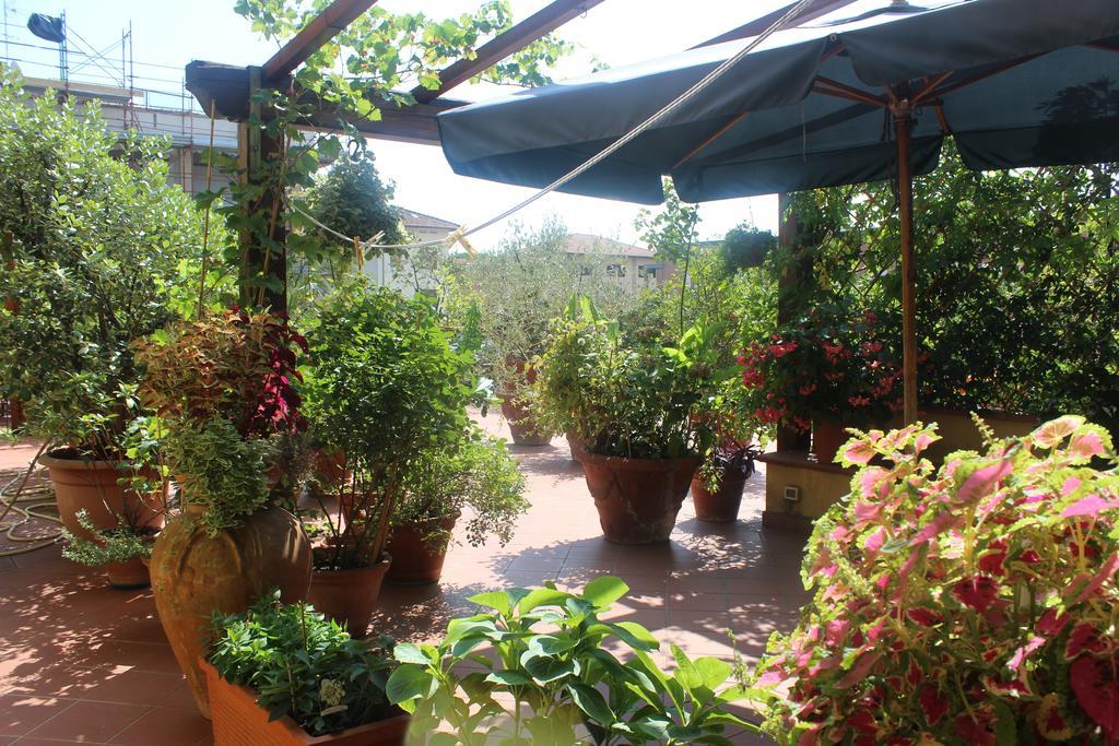 La Terrazza Da Ernestina Lägenhet Lucca Rum bild